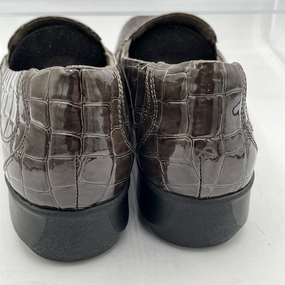 Clarks Crocodile Embossed Gael Loafer Shoes Size 8.5M Womens Brown Stretch Sides - Picture 5 of 12